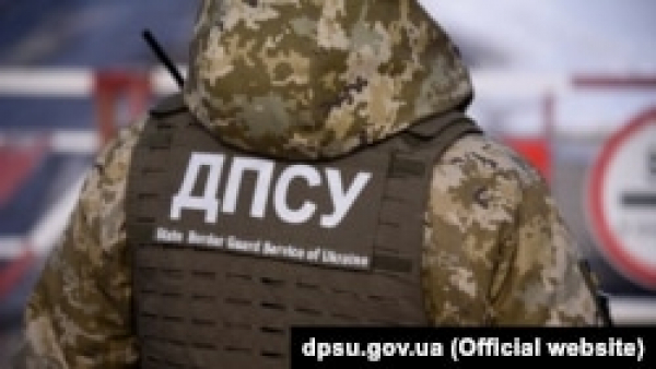 ДПСУ заявляє про затримання 34 «порушників» на Буковині. На кадрах з місця події є ознаки насильства