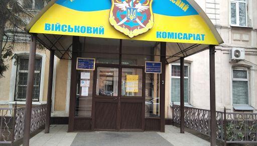 Під час бійки в військкоматі харків'янин вдарив військового металевим ліхтарем.