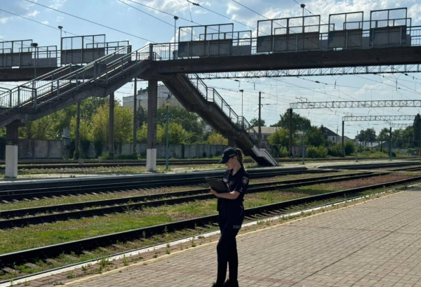 У Яготині жінка скинула собаку із залізничного мосту