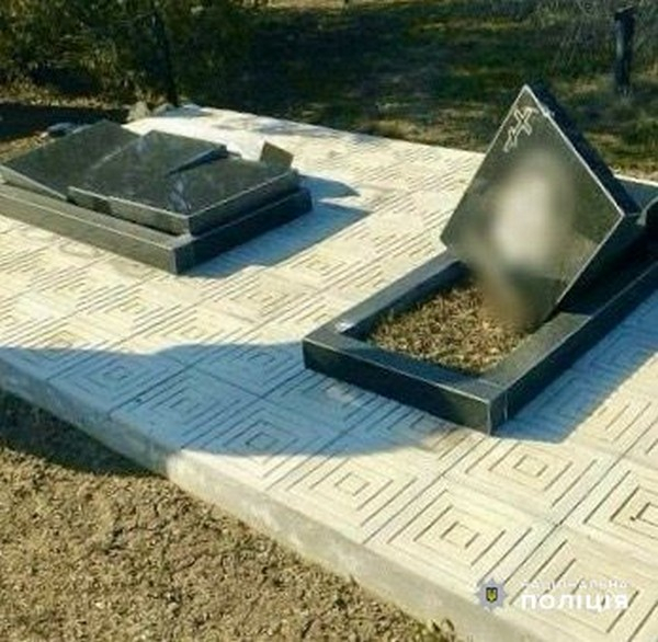 Поліцейські викрили жителя Одеського району у нарузі над могилами